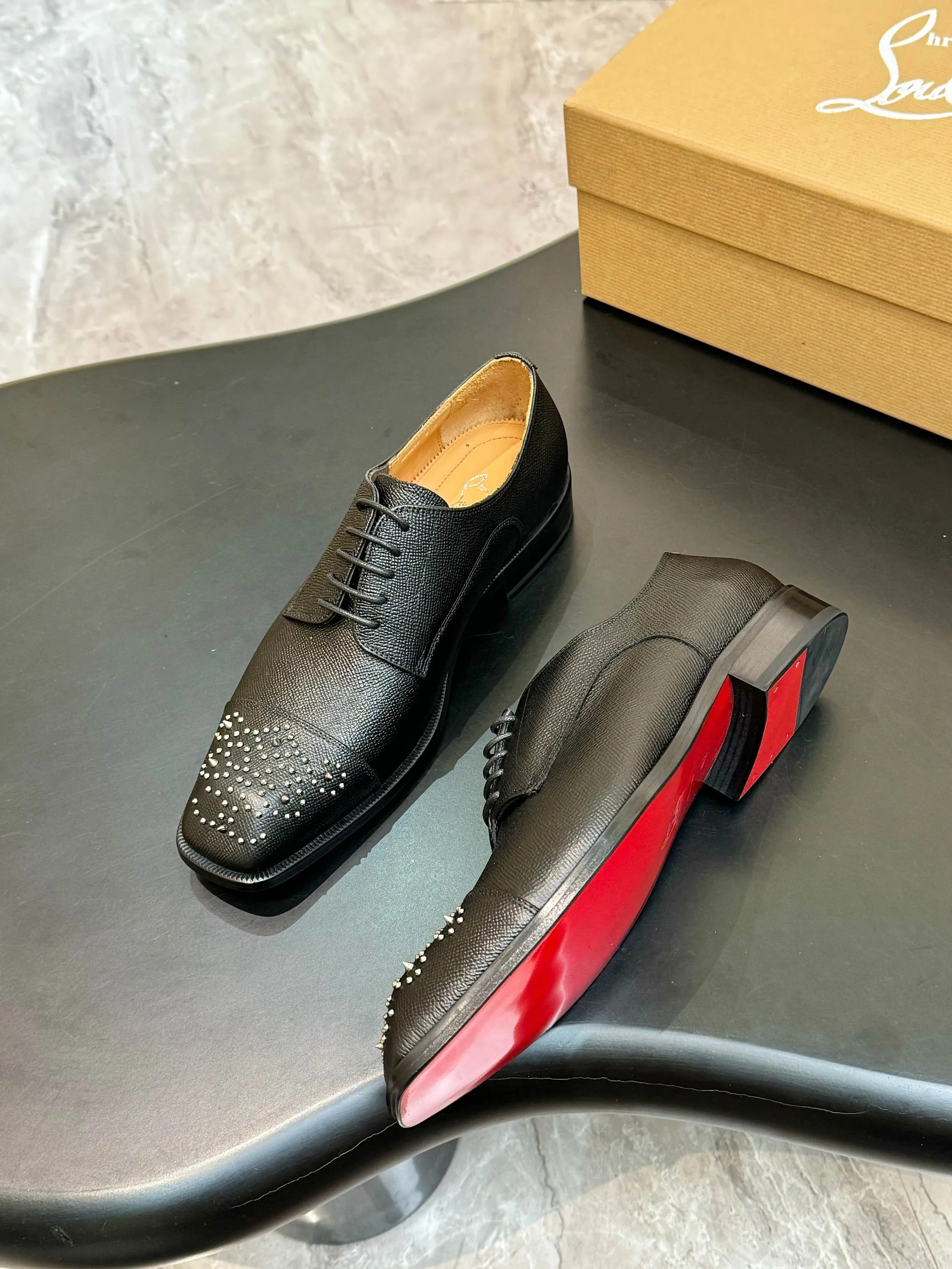 [CL red sole shoes] Top P: 1020💰 Size 39-44 (⚠️38.45.46.47 custom-made, non-returnable and non-exchangeable) 🆑High-end men's business formal leather shoes, original authentic top quality goods ••✅💯 Top original order purchasing agent! Original imported patterned cowhide ➕Imported cowhide lining ➕Cowhide feet ➕Original leather outsole~🉑️Feel free to compare the authentic ones!